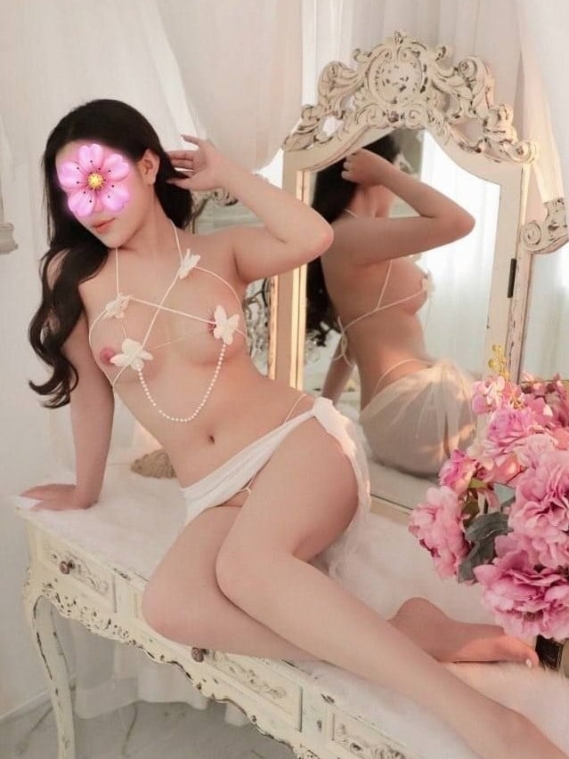 PHƯƠNG ANH EM GÁI XINH DUYÊN DA TRẮNG LÀM THÊM HÈ ANH EM TRANH THỦ NHÉ